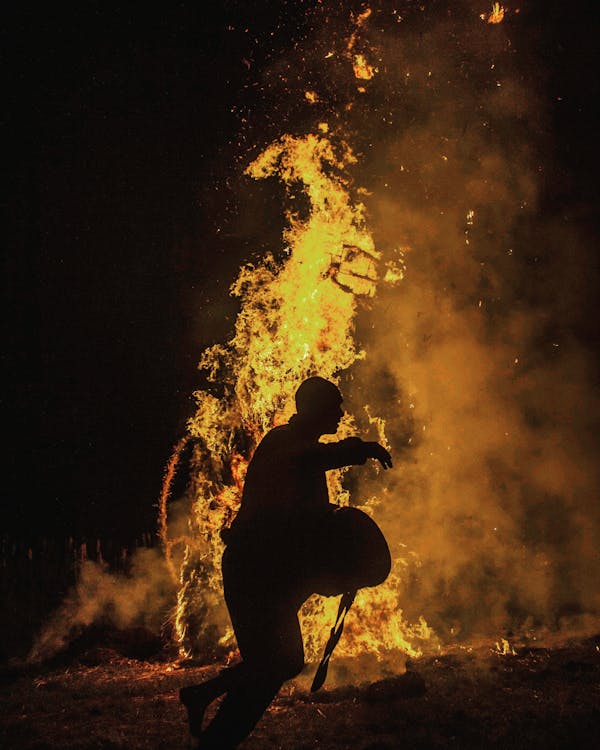 Ücretsiz Ateşin Yanında Insan Silueti Stok Fotoğraflar