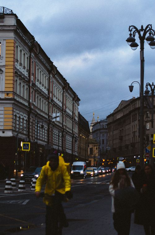 Free Urban evening scene with historical architecture and traffic in motion, capturing vibrant city life. Stock Photo