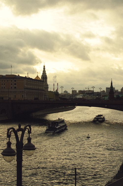 Free A serene evening scene of the Moskva River with boats and iconic Moscow architecture in the background. Stock Photo