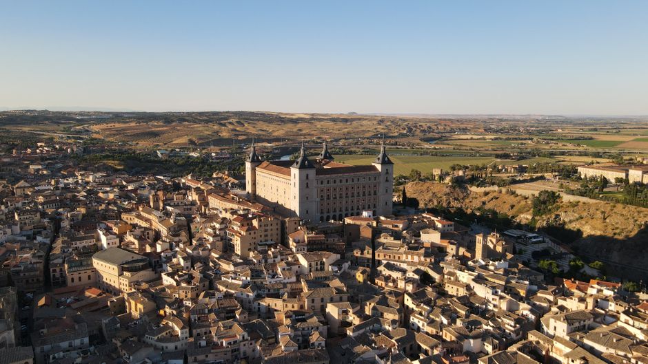 Impresionante toma aérea del histórico Alcázar de Toledo en España durante el día.