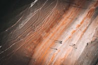 日落时海滩的迷人鸟瞰图，在沙滩上投下长长的影子