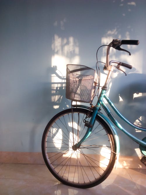 Gratis lagerfoto af blå væg, cykel kurv, dæk
