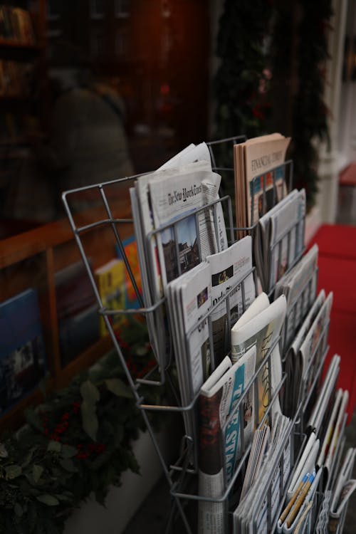 Foto profissional grátis de ação, display, estande de revista