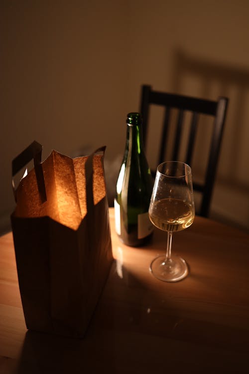 Бесплатное стоковое фото с алкоголик, белое вино, бокал вина