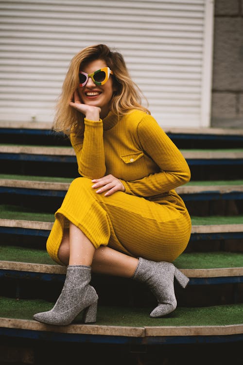 Ücretsiz Kadın Sarı Uzun Kollu Elbise Stok Fotoğraflar