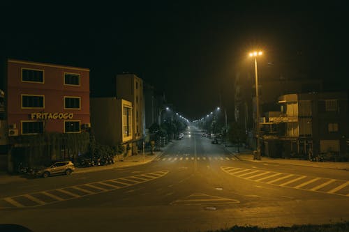 夜に, 建物, 歩行者専用車線の無料の写真素材