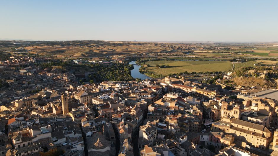 Impresionante vista aérea de Toledo, España, mostrando su arquitectura histórica y paisaje fluvial.