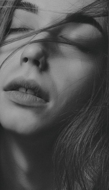Koç Burcu Seks Hayatı 2026: Tutkulu, Dinamik ve Macera Dolu Bir Rehber 5 Close-up black and white portrait of a woman with eyes closed, capturing emotion.