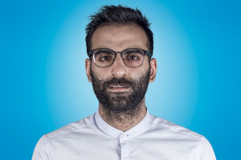 After: Professional profile picture with blue ring around it created using our LinkedIn blue circle tool.