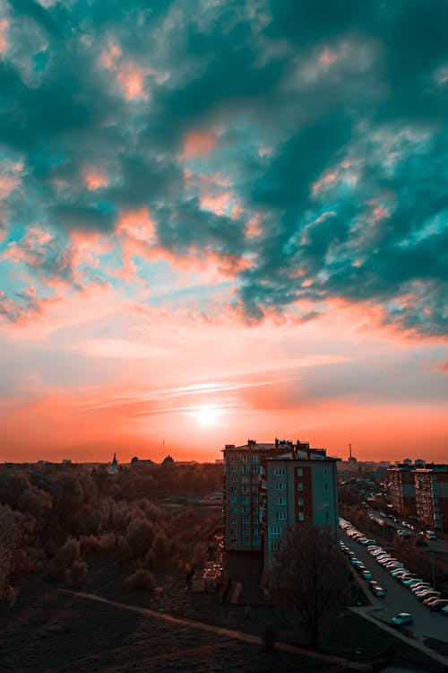 Fotografia Szarych Budynków Podczas Zachodu Słońca