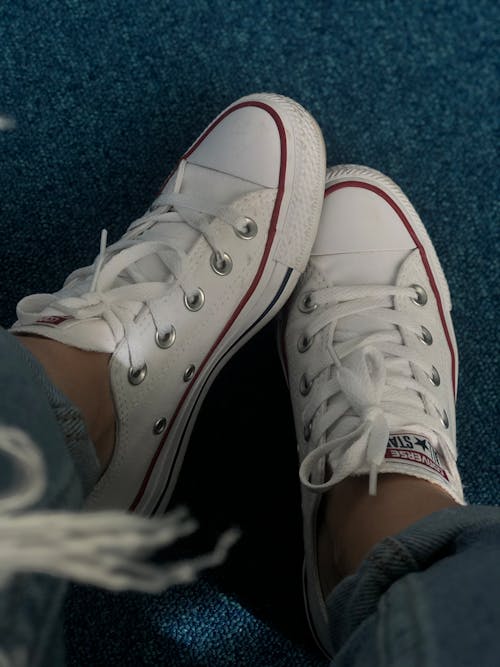бесплатная Бесплатное стоковое фото с белые кроссовки, белые туфли, кеды Стоковое фото