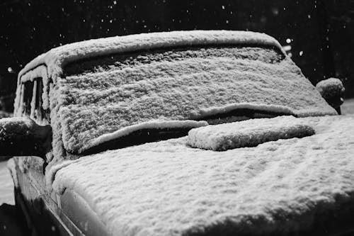 Бесплатное стоковое фото с автомобиль, зима, оттенки серого