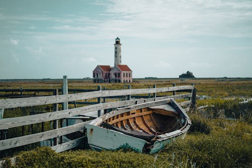 Immagine gratuita di abbandonato, barca di legno, campo d'erba