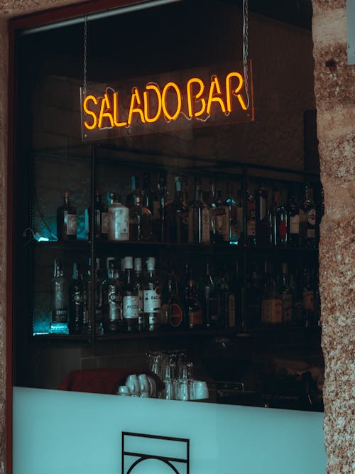 alkol şişeleri, bar, cam pencere içeren Ücretsiz stok fotoğraf