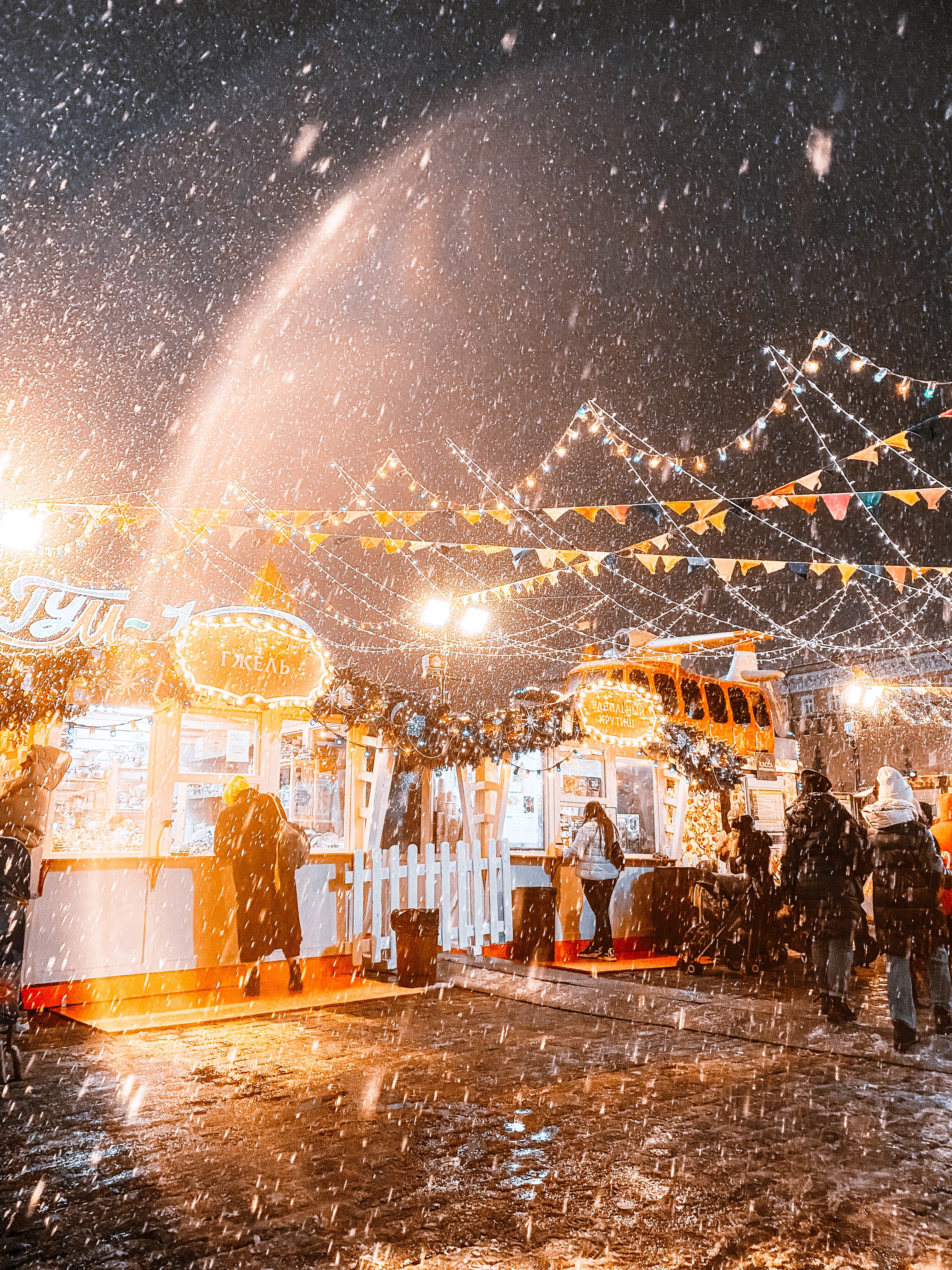 Animation lumineuse d'un village de Noël nocturne Marché de Noël animé la nuit avec des lumières et de la neige qui tombe
