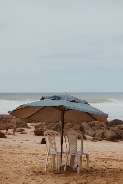 Free Základová fotografie zdarma na téma deštník, horizon nad mořem, křesla Stock Photo
