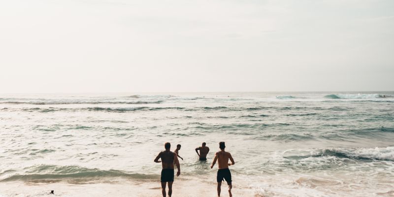 Corredores junto al mar en la costa malagueña, rutas de running por la Costa del Sol 2026