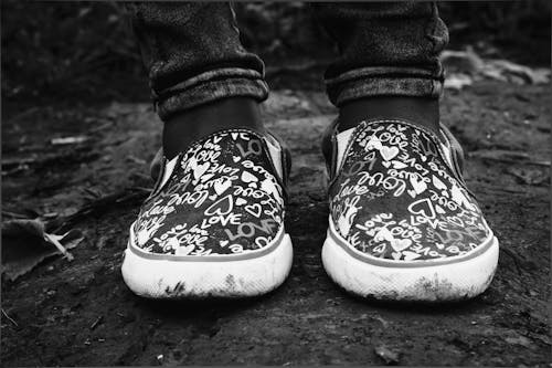 Fotografi Grayscale Dari Sepatu