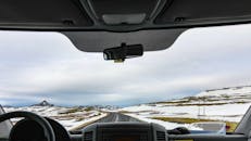 在车内欣赏冰岛白雪皑皑的冬季风光，体验驾车穿越的乐趣