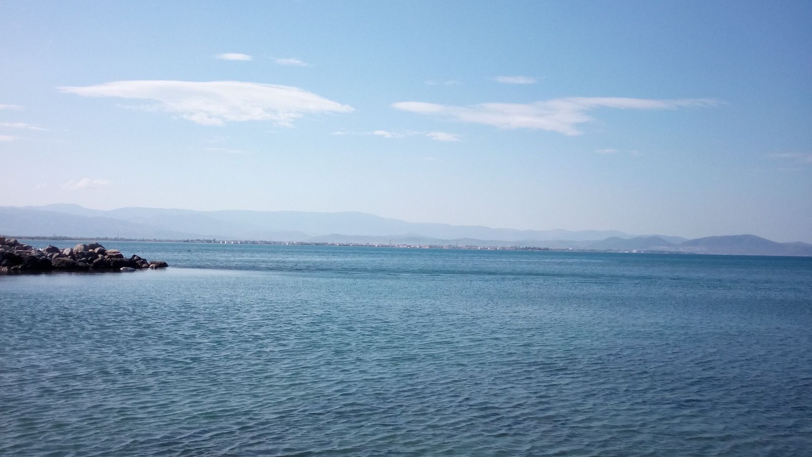 Mar calmo e linha do horizonte.