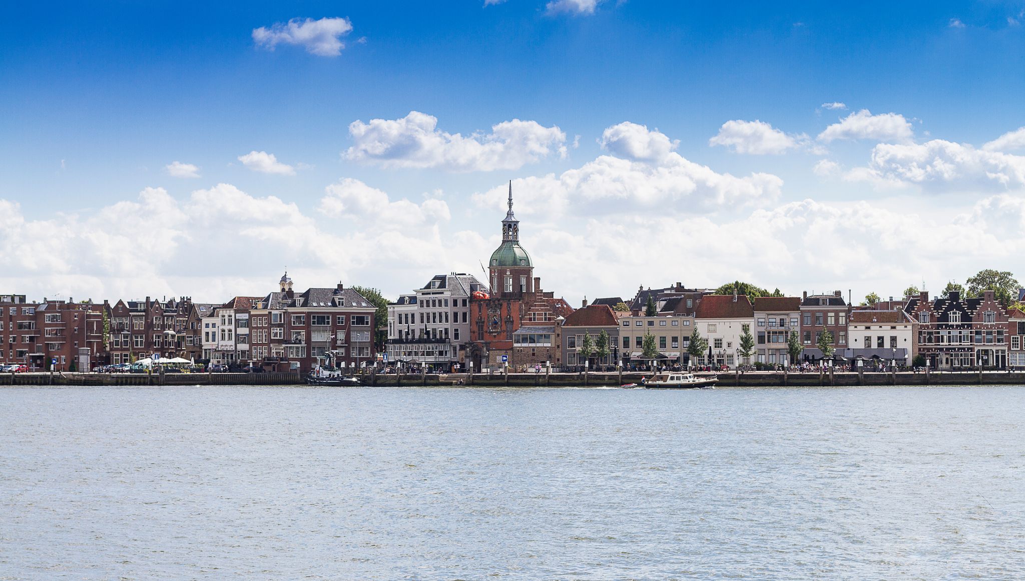 Eerste CO₂-besparingscertificaat voor solar carport aan Van der Valk Hotel Groningen–Hoogkerk