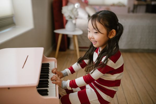 にこにこ笑顔でレッスンを受ける子どものイメージ写真