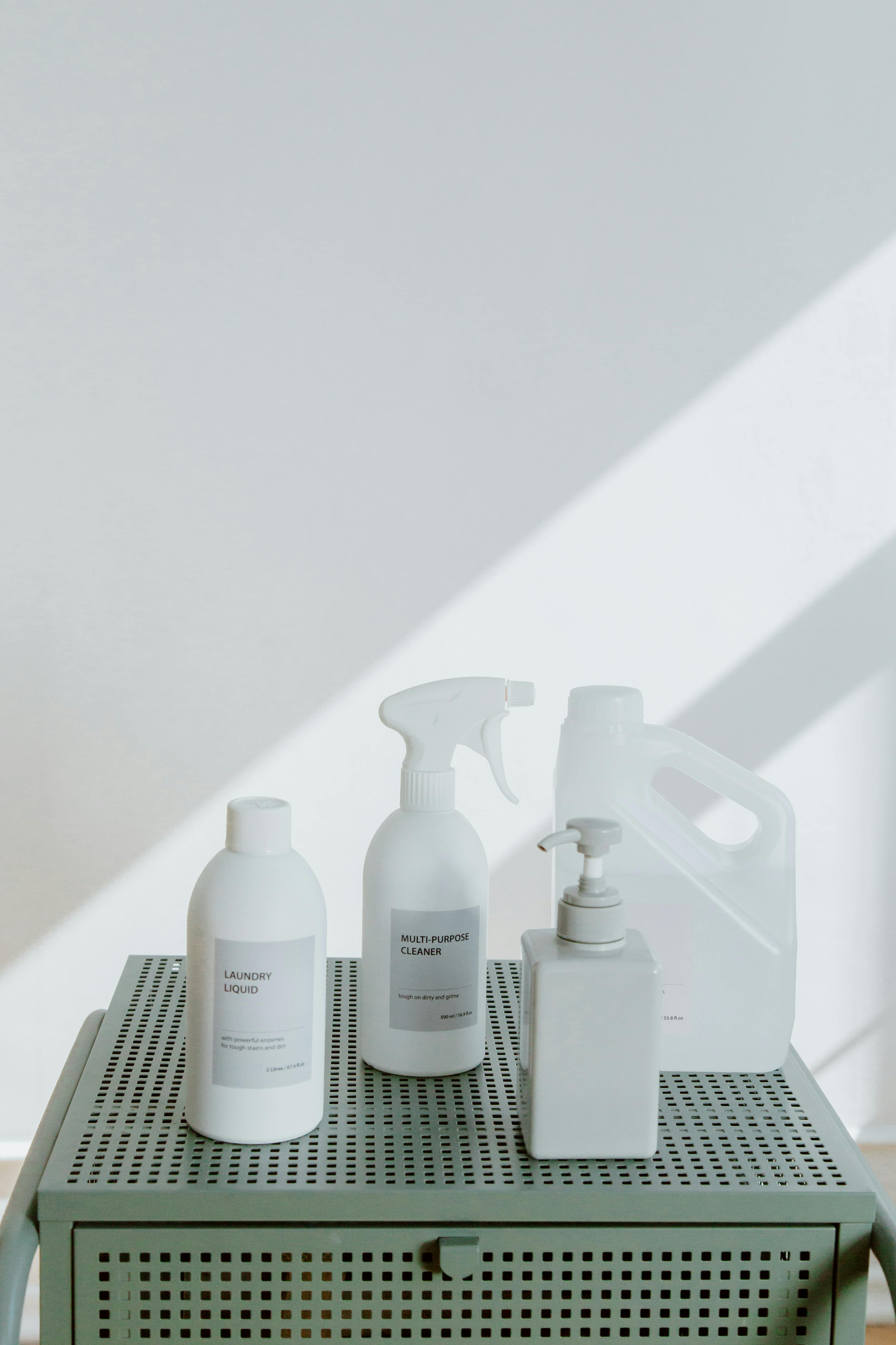 Professionelle Reinigung von Hygienespendern in öffentlichen Sanitärbereichen