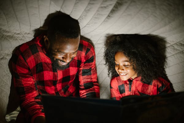 Padre e hija sonriendo