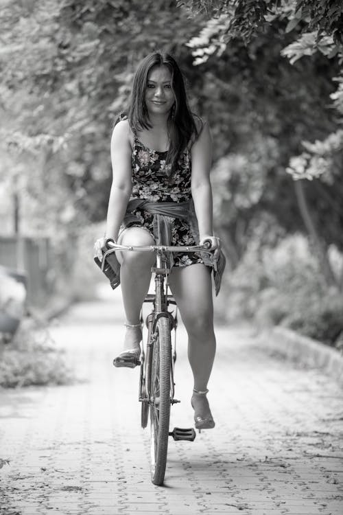 Photos gratuites de beau, bicyclette, cheveux longs