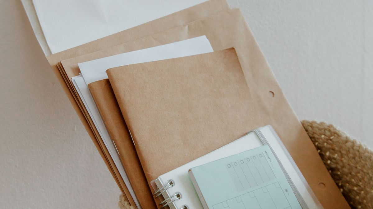 Documents et papiers organisés sur un bureau