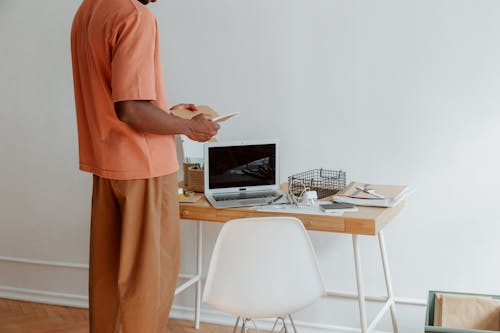 adam, ayakta, dizüstü bilgisayar içeren Ücretsiz stok fotoğraf