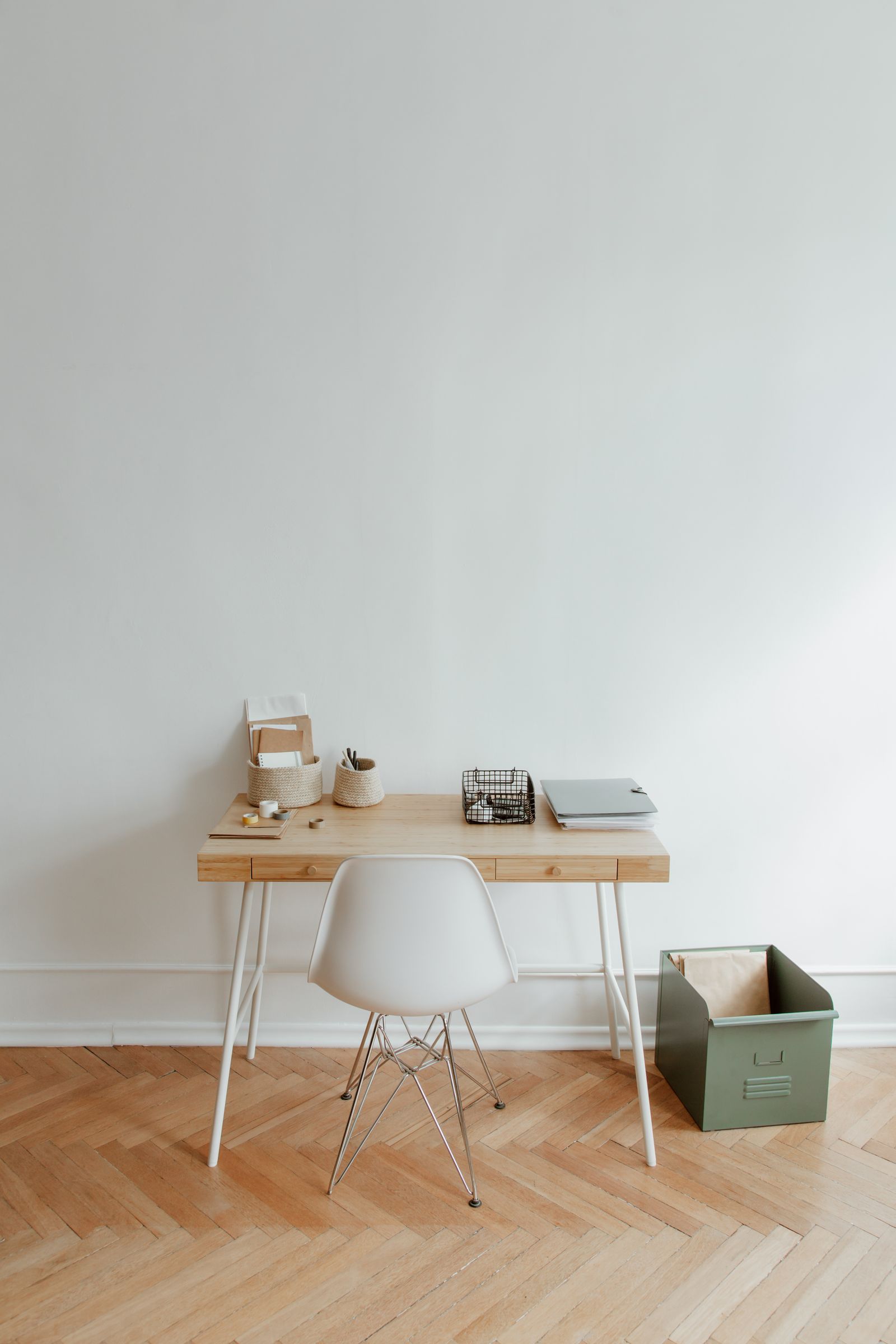 Espai de treball minimalista, net i preparat amb llum natural