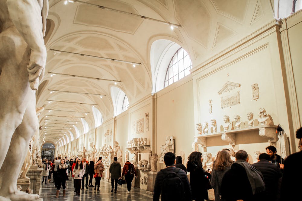 Group of people on museum | Photo: Pexels