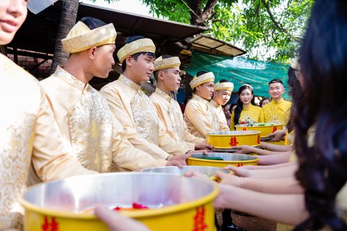 Free A vibrant outdoor wedding ceremony featuring participants in traditional cultural attire, engaging in ceremonial preparations. Stock Photo