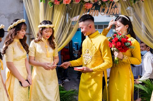 Nghi thức trao phong bao mừng cưới giữa hai họ