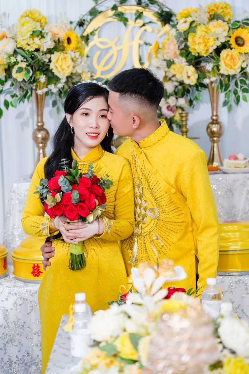 Cô dâu chú rể áo dài vàng thân mật bên nhau