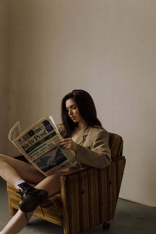 Základová fotografie zdarma na téma brunetka, černá, čtení
