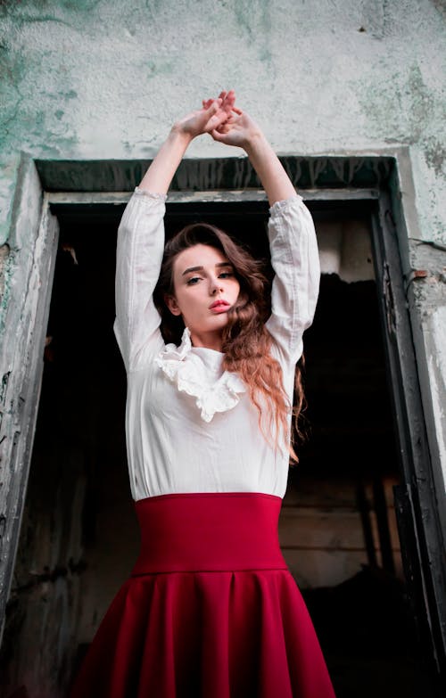 Mujer Vestida Con Vestido Blanco Y Rojo Levantando Sus Manos