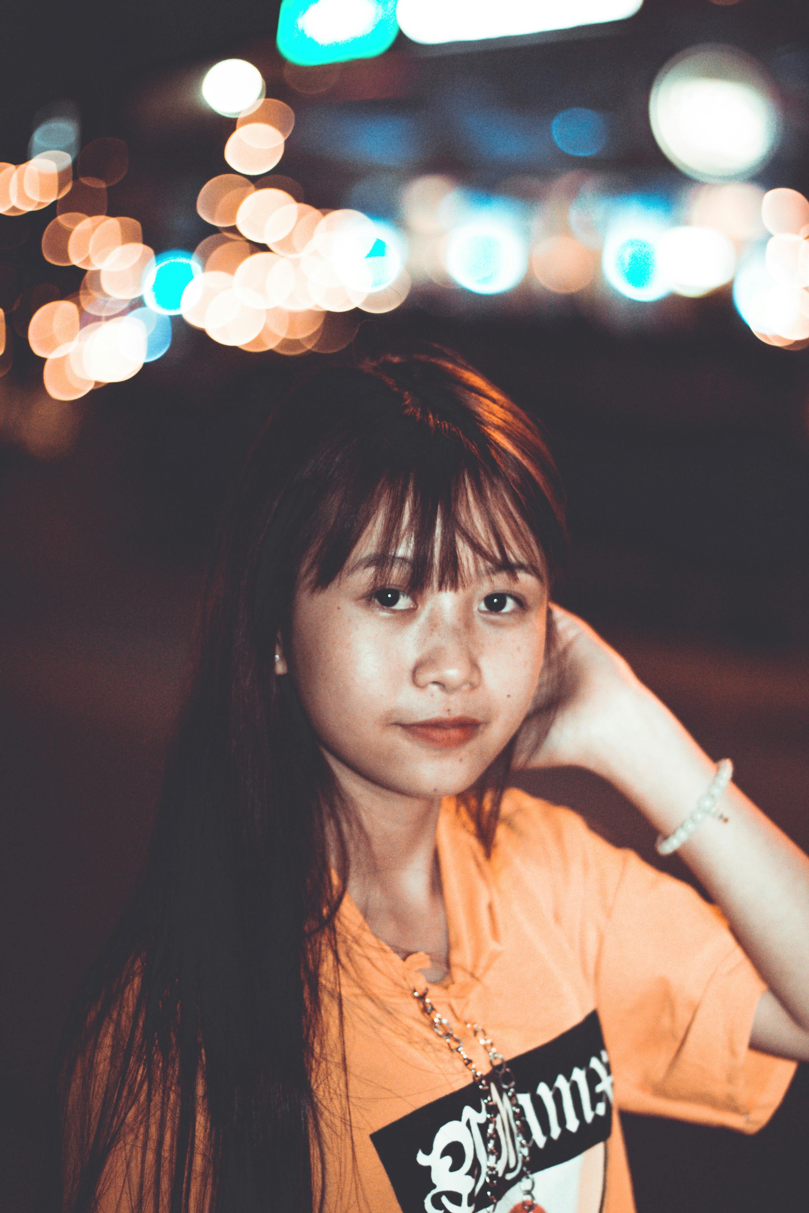 Wanita Mengenakan Atasan Leher Kru Oranye Foto Stok Gratis