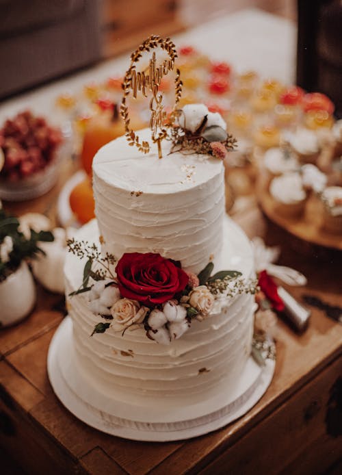 Free A White Wedding Cake Designed with Real Flowers Stock Photo
