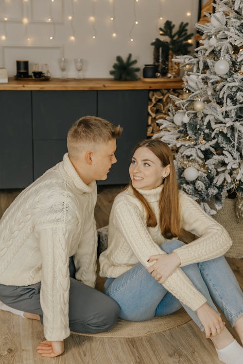 Foto profissional grátis de árvore de Natal, casal, chão