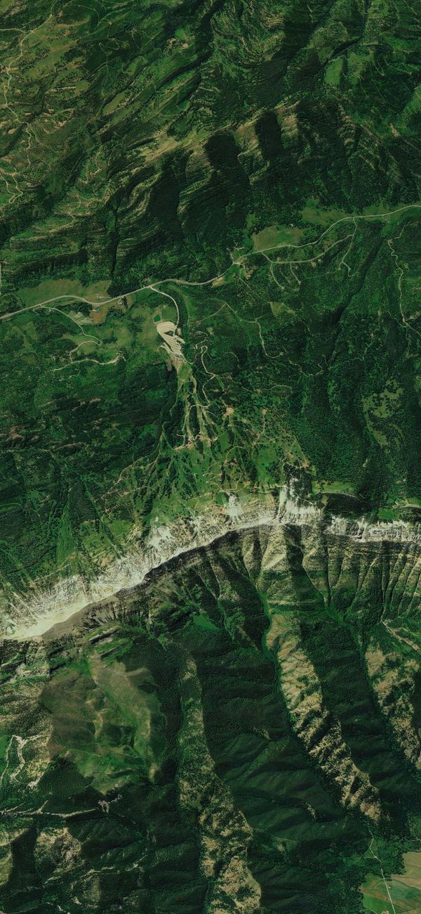 Imagens de satélite mostram antes e depois de avalanche na fronteira entre Nepal e Tibete