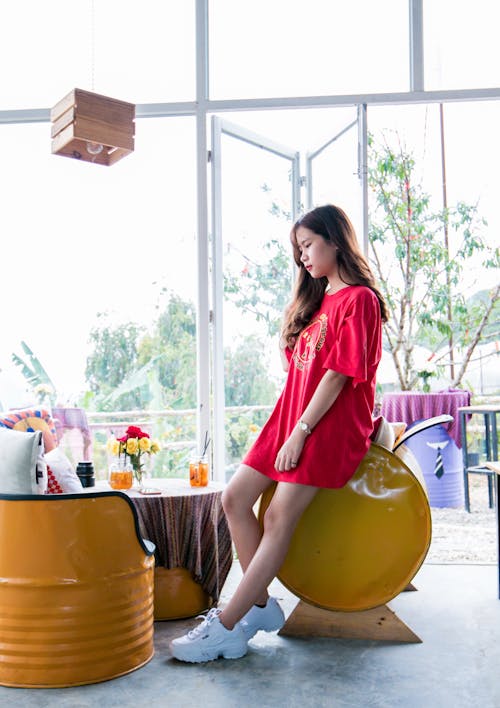 Mujer Con Vestido Rojo De Manga Corta