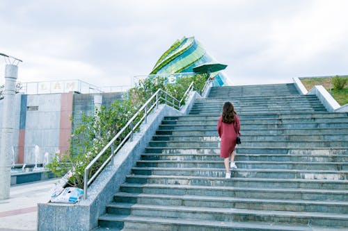 Mujer, Llevando, Vestido Rojo, En, Gris, Escaleras