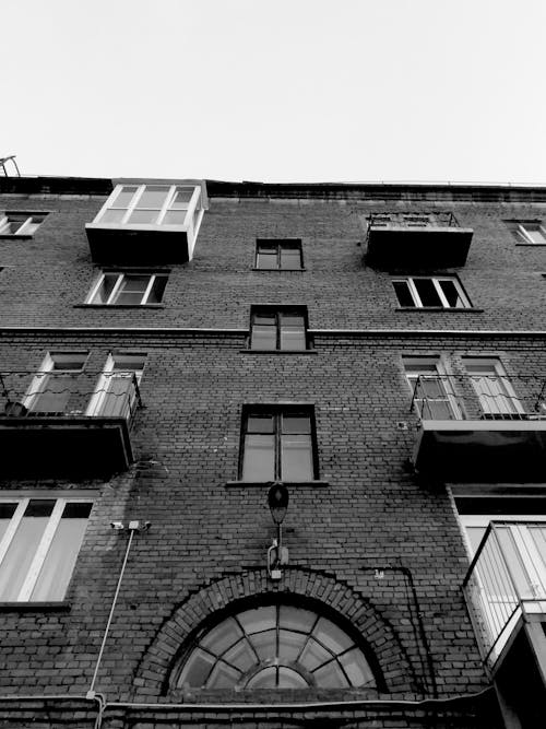 Photos gratuites de bâtiment en brique, contre-plongée, échelle des gris