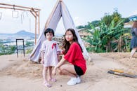 在风景优美的露营地，一对母女分享了快乐的时刻