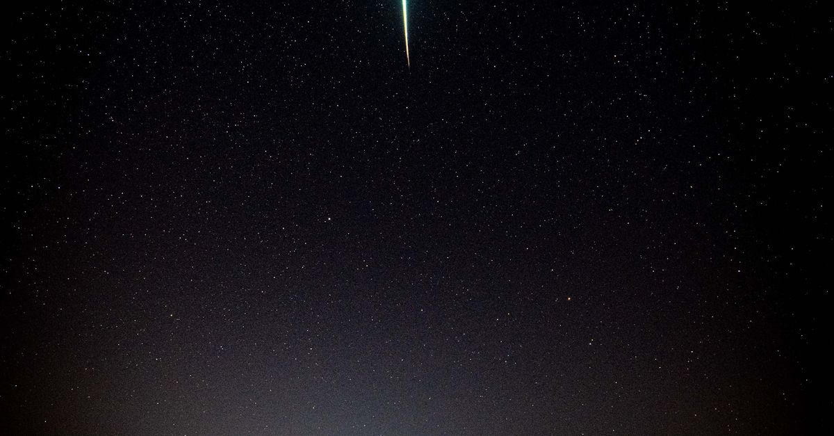 La rara coincidencia entre la lluvia de perseidas y un eclipse solar total La rara coincidencia entre la lluvia de perseidas y un eclipse solar total