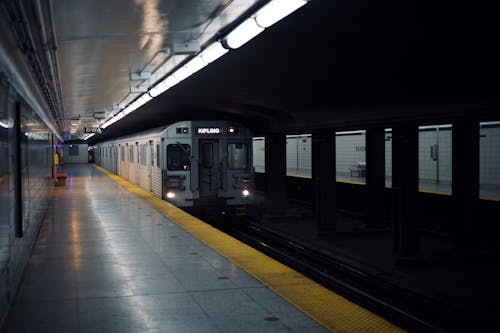 Kostenloses Stock Foto zu bahnhof, öffentliche verkehrsmittel, plattform