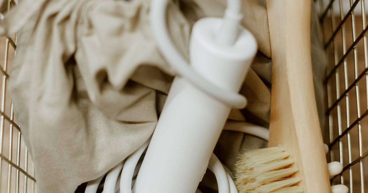 Kit de banho em cesto Cesto com toalha, escova e secador de cabelo