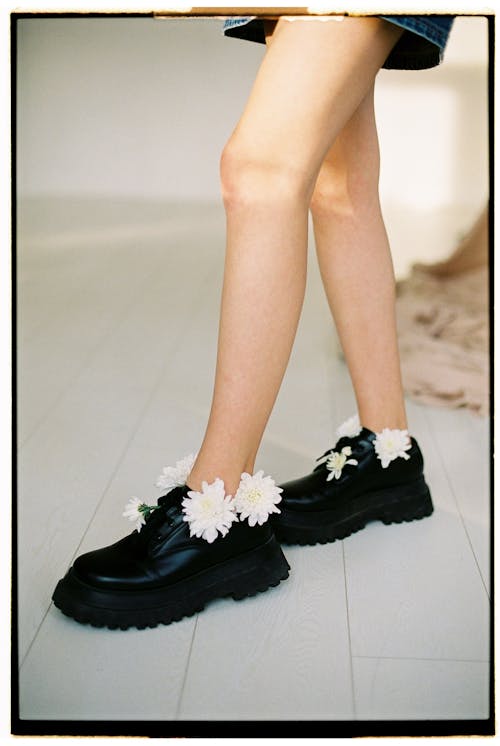 Fotobanka s bezplatnými fotkami na tému biele kvety, čierne topánky, človek